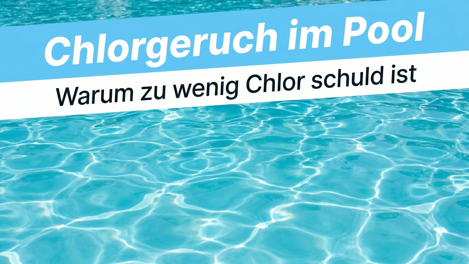 Klares, blaues Poolwasser in der Sonne – Ratgeber zu Chlorgeruch im Pool und richtiger Chlorung