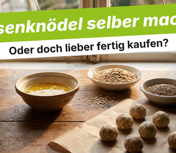 Selbstgemachte Meisenknödel aus Fett und Flocken auf dem Küchentisch