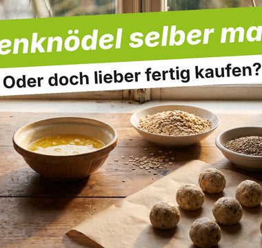 Selbstgemachte Meisenknödel aus Fett und Flocken auf dem Küchentisch
