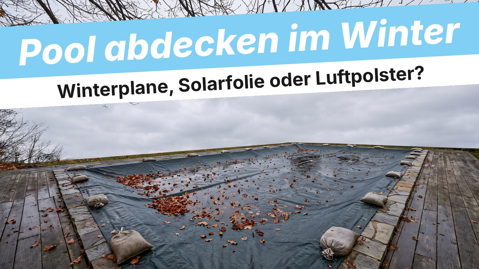 Pool mit gespannter Winterplane und Herbstlaub
