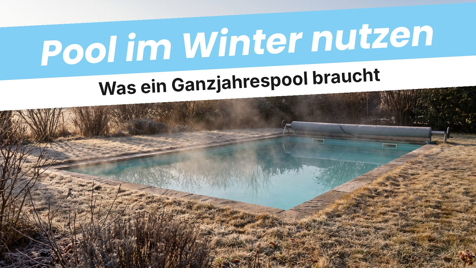 Beheizter Gartenpool mit aufsteigendem Dampf an einem frostigen Wintermorgen, Abdeckung aufgerollt am Beckenrand