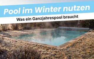Beheizter Gartenpool mit aufsteigendem Dampf an einem frostigen Wintermorgen, Abdeckung aufgerollt am Beckenrand