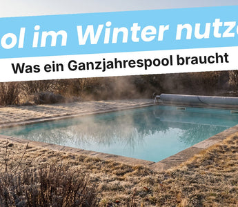 Beheizter Gartenpool mit aufsteigendem Dampf an einem frostigen Wintermorgen, Abdeckung aufgerollt am Beckenrand