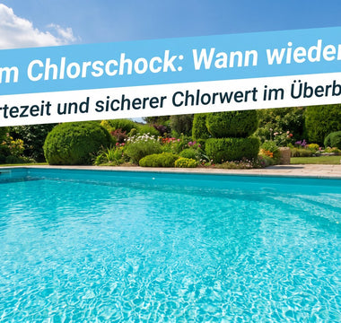 Privater Gartenpool mit kristallklarem türkisem Wasser, Garten und Sommerhimmel – Symbolbild zur Wartezeit nach dem Chlorschock.