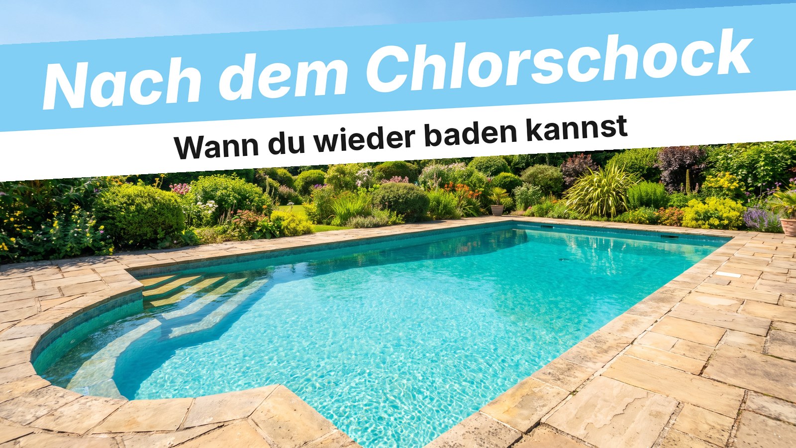 Pool mit klarem türkisem Wasser im Sommergarten