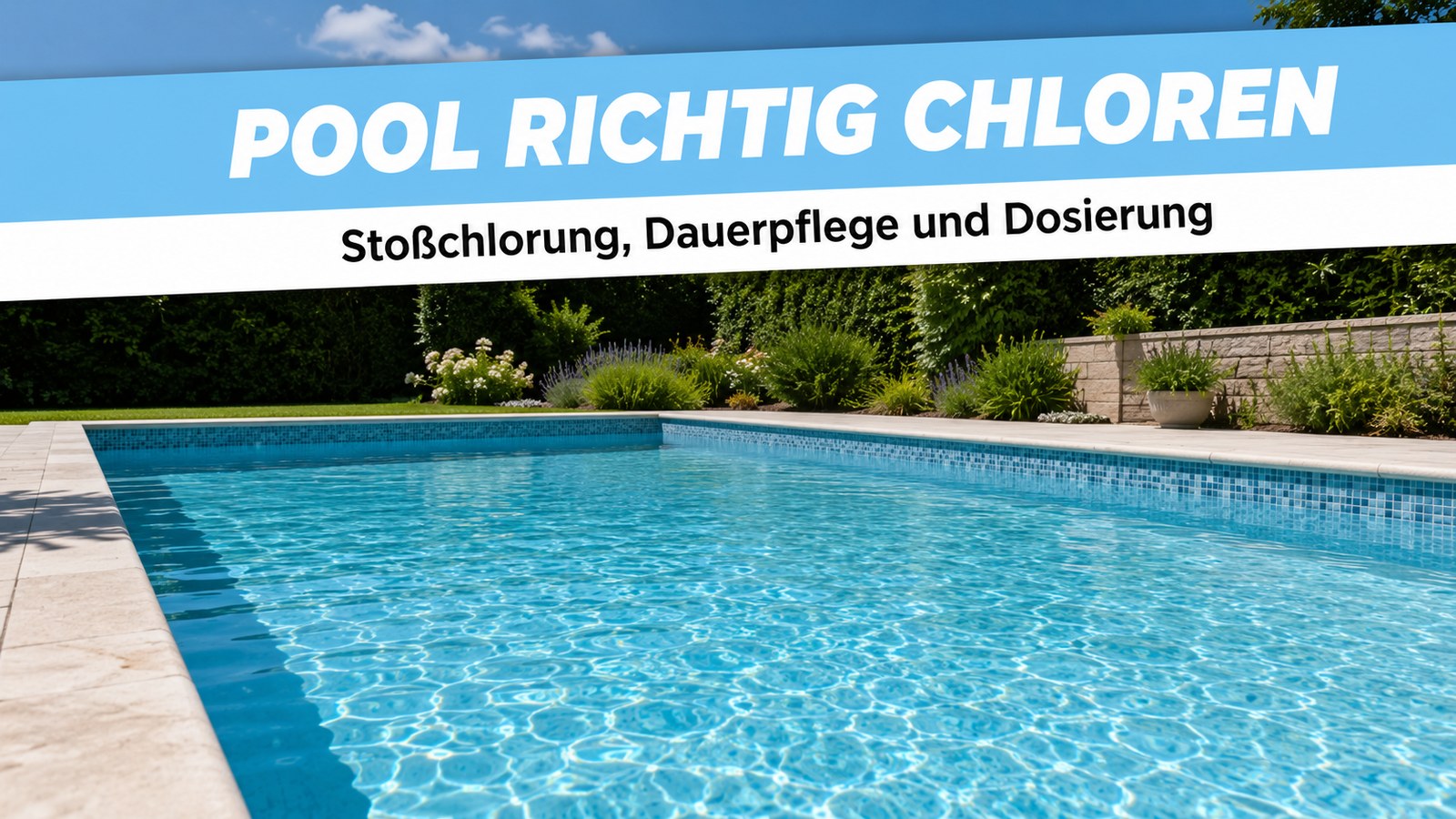 Privater Gartenpool mit kristallklarem blauem Wasser im Sommer als Symbolbild für richtiges Chloren