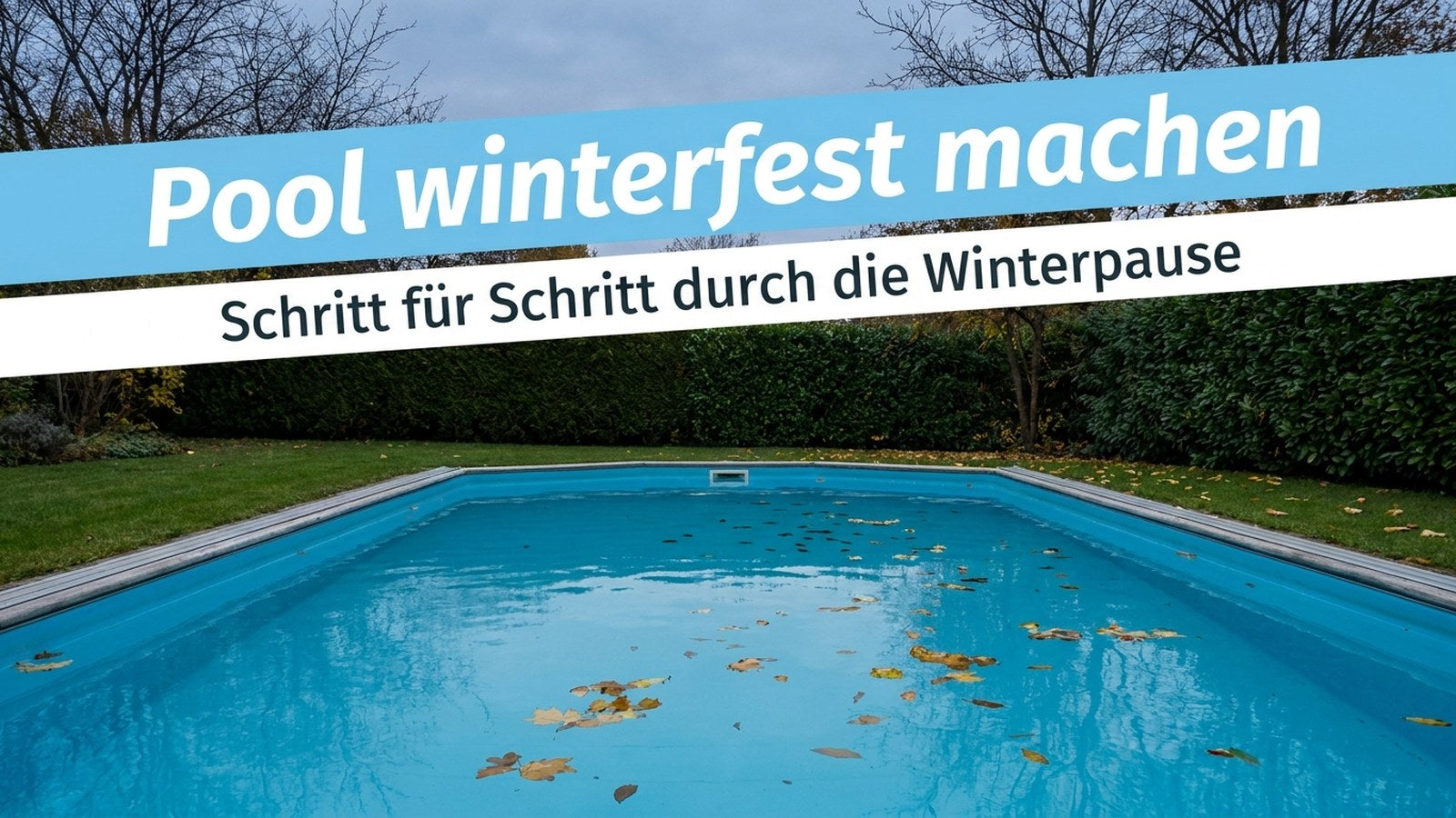 Gartenpool im Spätherbst mit Herbstlaub auf der Wasseroberfläche – Pool winterfest machen