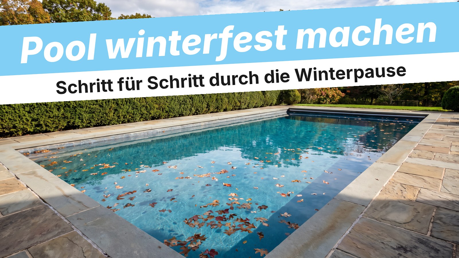 Eingelassener Pool mit Herbstlaub vor dem Einwintern