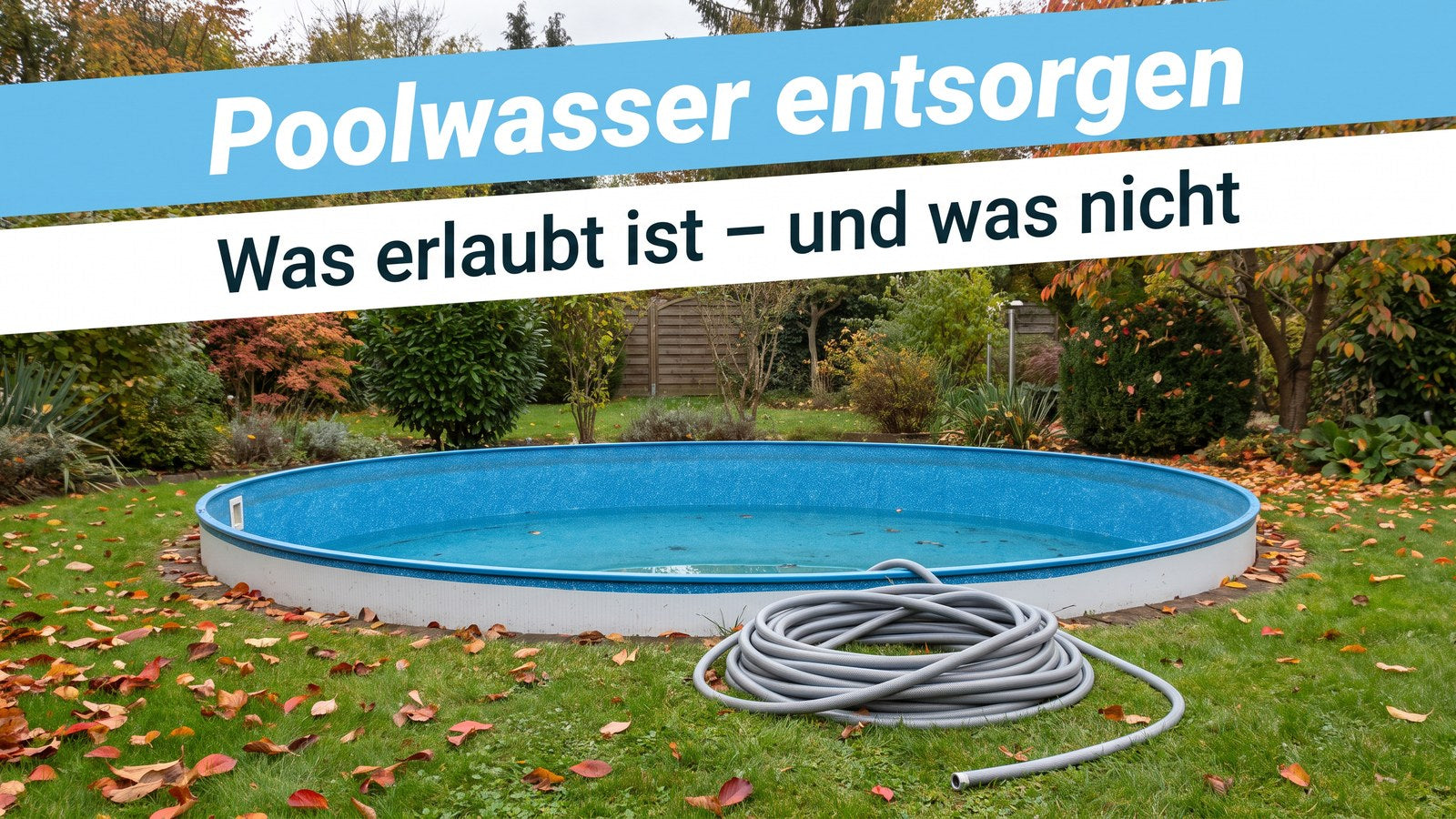 Aufstellpool im Herbstgarten mit abgesenktem Wasserstand und aufgerolltem Gartenschlauch daneben
