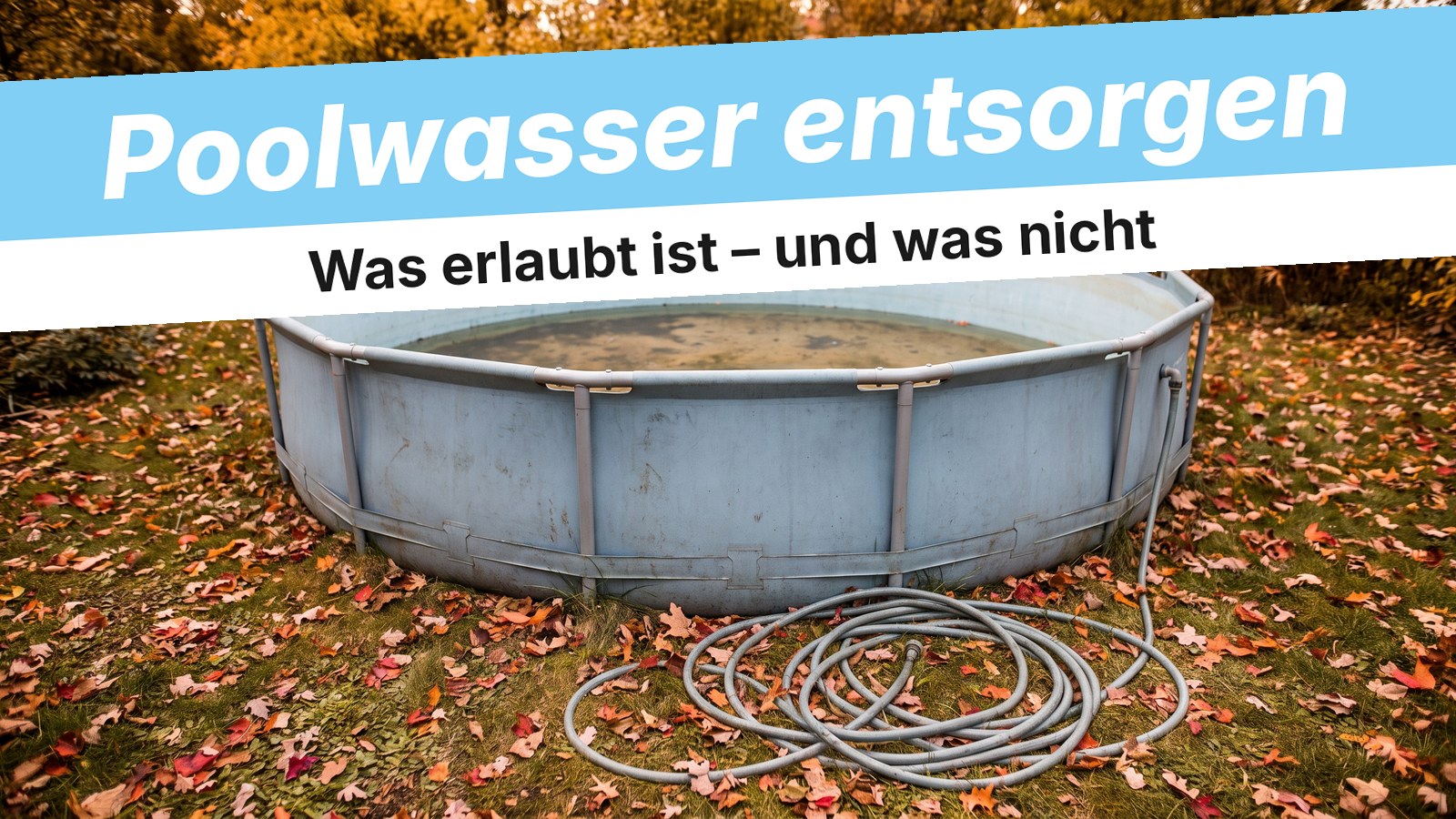 Teilweise abgelassener Aufstellpool mit Gartenschlauch im Herbst