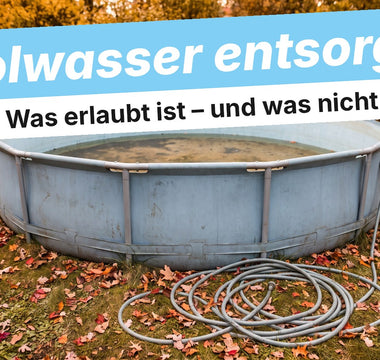 Teilweise abgelassener Aufstellpool mit Gartenschlauch im Herbst