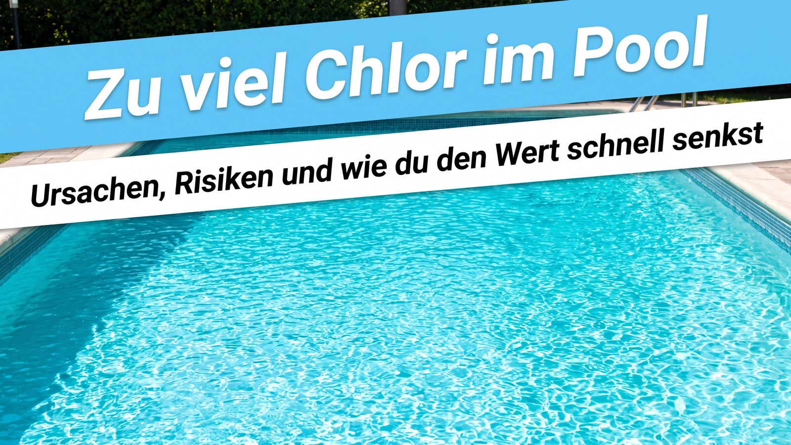 Privater Gartenpool mit kristallklarem türkisem Wasser in der Sommersonne, gefliester Beckenrand
