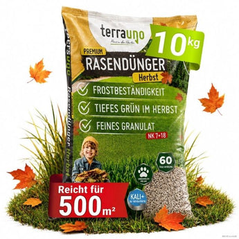 Ein 10-kg-Sack „TerraUno Premium – Herbst-Rasendünger“ steht aufrecht inmitten von Herbstlaub. Auf der Verpackung werden die Ausbringungsmenge für 500 m², die Frostbeständigkeit, ein tiefgrüner Rasen und feine Körner hervorgehoben – damit ist er der ideale Rasendünger mit hohem Kaliumanteil für robuste und gesunde Herbstrasenflächen.