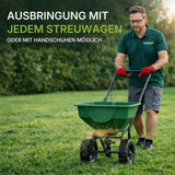 Ein Mann mit Brille, roten Handschuhen und grünem Polo benutzt einen grünen Rasendünger auf Gras für tiefgrüner Rasen. Deutscher Text wirbt für TerraUno Rasendünger mit Eisen - Mooslos Glücklich - Angebot, verwendbar mit jedem Spreizer oder Handschuhen.