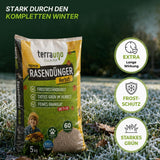 Ein Sack „TerraUno Premium – Herbst-Rasendünger“ liegt auf frostbedecktem Rasen. Drei Symbole stehen für lang anhaltende Wirkung, Frostschutz und leuchtend grüne Farbe. Der Text darüber lautet: Stark durch den kompletten Winter.