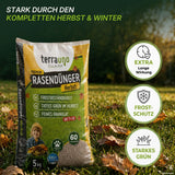 Auf einer Rasenfläche ist ein Sack „TerraUno Premium – Herbst Rasendünger“ zu sehen, wobei der Text dessen Frostschutz, lang anhaltende Wirkung und leuchtend grüne Farbe hervorhebt. Symbole und Vorteile stellen diesen speziellen Herbst- und Winter-Rasendünger von TerraUno vor.