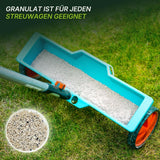 Ein blauer Streuwagen, gefüllt mit TerraUno Premium – Herbst-Rasendünger-Granulat, steht auf grünem Rasen. Ein eingekreister Ausschnitt hebt die Beschaffenheit des Herbst-Rasendüngers hervor, der sich durch einen optimalen Kaliumgehalt auszeichnet. Der deutsche Text lautet: Das Granulat ist für jeden Streuwagen geeignet.