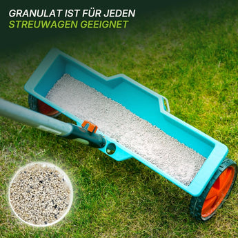 Ein blauer Streuwagen, gefüllt mit TerraUno Premium – Herbst-Rasendünger-Granulat, steht auf grünem Rasen. Ein eingekreister Ausschnitt hebt die Beschaffenheit des Herbst-Rasendüngers hervor, der sich durch einen optimalen Kaliumgehalt auszeichnet. Der deutsche Text lautet: Das Granulat ist für jeden Streuwagen geeignet.
