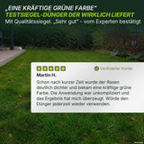Vor einer Terrasse mit Stühlen ist ein üppiger, grüner Rasen zu sehen. Der eingeblendete Text enthält eine begeisterte Kundenbewertung und eine Empfehlung von Experten für „TerraUno Premium – Herbst Rasendünger“ – einen wirksamen Herbstdünger, der für eine leuchtend grüne Farbe sorgt und Ihren Rasen auf die kälteren Monate vorbereitet.