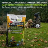 Ein Junge mit einem Fußball und ein Hund sitzen auf dem Rasen in einem Garten. Im Vordergrund steht ein 5-kg-Sack „TerraUno Premium – Herbst-Rasendünger“, der speziell dafür entwickelt wurde, Ihren Rasen optimal auf den Winter vorzubereiten. Der Text darüber hebt die familienfreundliche Sicherheit des Produkts sowie seine Wirksamkeit bei der Gewährleistung eines gesunden, üppigen Rasens während der kälteren Monate hervor.