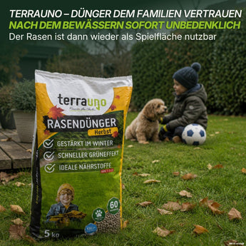 Ein Junge mit einem Fußball und ein Hund sitzen auf dem Rasen in einem Garten. Im Vordergrund steht ein 5-kg-Sack „TerraUno Premium – Herbst-Rasendünger“, der speziell dafür entwickelt wurde, Ihren Rasen optimal auf den Winter vorzubereiten. Der Text darüber hebt die familienfreundliche Sicherheit des Produkts sowie seine Wirksamkeit bei der Gewährleistung eines gesunden, üppigen Rasens während der kälteren Monate hervor.