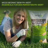 Eine lächelnde Frau mit Gartenhandschuhen kniet im grünen Gras und zeigt auf ein Terrauno Moosfrei Soforthilfe Set. Der Text oben hebt die Vorteile für die Bodenstruktur, die pH-Balance, die Magnesiumversorgung und die schnelle Moosbekämpfung bei der Rasenpflege hervor.