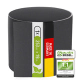 Der TerraUno Sichtschutzstreifen | PP | Polypropylen | Lederoptik wird als schwarze Materialrolle 1 x 253 m x 19 cm geliefert, die in Deutschland hergestellt wurde und mit einem Streifen in den Farben der deutschen Flagge versehen ist. Dieses Produkt eignet sich perfekt als Sichtschutz für Ihren Doppelstabmattenzaun und verfügt zudem über ein grünes Qualitätssiegel mit der Bewertung „1,1 Sehr gut“ in Bezug auf Nachhaltigkeit.