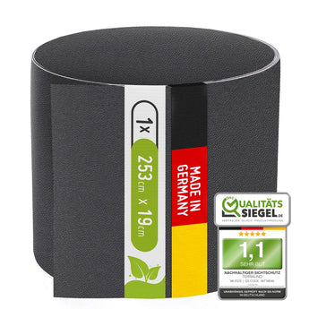 Der TerraUno Sichtschutzstreifen | PP | Polypropylen | Lederoptik wird als schwarze Materialrolle 1 x 253 m x 19 cm geliefert, die in Deutschland hergestellt wurde und mit einem Streifen in den Farben der deutschen Flagge versehen ist. Dieses Produkt eignet sich perfekt als Sichtschutz für Ihren Doppelstabmattenzaun und verfügt zudem über ein grünes Qualitätssiegel mit der Bewertung „1,1 Sehr gut“ in Bezug auf Nachhaltigkeit.