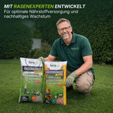 Ein lächelnder Mann mit Brille und Gartenhandschuhen kniet auf einer Wiese und hält zwei große TerraUno Rasendünger - Sparabo Säcke in der Hand, die für die ganzjährige und herbstliche Verwendung gekennzeichnet sind. Der Text darüber hebt die von Experten entwickelte Nährstoffformel hervor.