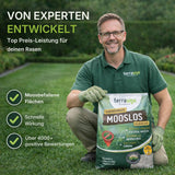 Ein lächelnder Mann mit Brille und grünen Handschuhen kniet auf saftigem, tiefgrünem Rasen und hält TerraUno Rasendünger mit Eisen - Mooslos Glücklich - Angebot. Der Text hebt die fachmännische Entwicklung, die schnelle Moosverdrängung und die über 4000 positiven Bewertungen hervor.