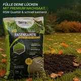 Ein Beutel „TerraUno Herbst-Rasendünger-Set + GRATIS Unkrautvernichter“ steht auf einem Rasen, vor dem sich eine Erdefläche befindet – ideal, um Ihren Rasen wiederzubeleben und dichter werden zu lassen. Auf der Verpackung werden Eigenschaften wie schnelle Keimung, kräftige Wurzeln und üppiges grünes Wachstum hervorgehoben. Im Hintergrund fällt Sonnenlicht durch die Bäume.