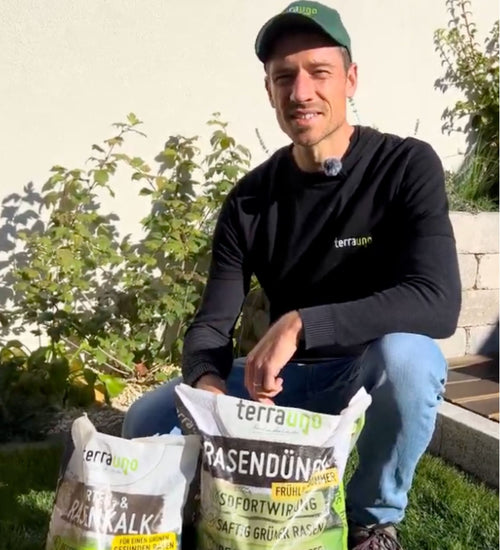 Felix H. mit TerraUno Rasenkalk