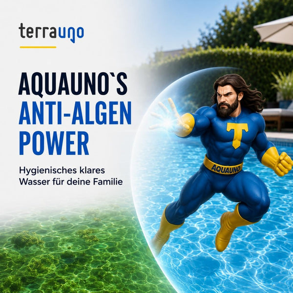 Ein Superheld namens TerraUno schwebt über einem glitzernden Pool und demonstriert eindrucksvoll die Pool-Algenbekämpfung mit Algizid mit Klareffekt. Der Text hebt den starken Algenschutz für sauberes, chlorfreies Wasser hervor und enthält eine Botschaft in deutscher Sprache über hygienisches Wasser für Familien. Eine Terrasse, Bäume und ein strahlend blauer Himmel bilden eine frische und einladende Kulisse.