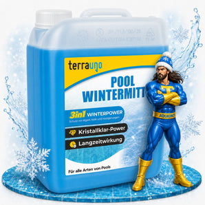 Neben einem Superhelden in Blau und Gelb, der „AQUAUNO“ am Gürtel trägt und von eisigen, spritzenden Wassereffekten umgeben ist, steht ein blauer „Pool Wintermittel“-Behälter von TerraUno – bereit, den ganzen Winter über Algenwachstum zu verhindern und Kalkablagerungen zu hemmen.