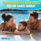 Eine lächelnde Familie entspannt sich an einem Pool. Perfekt für kleine Pools: TerraUno Mini Chlortabletten - Multitabs 5in1 | 20g sorgen für unbeschwerten Badespaß für die ganze Familie.