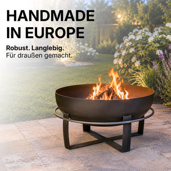 Handgefertigte CookKing XXL Viking Ø 80 cm auf Kufengestell mit Feuer im Garten