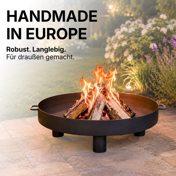 Handgefertigte flache CookKing Tunis 60 aus Stahl mit Feuer im Garten