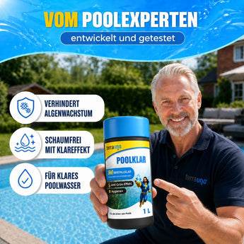 Ein lächelnder grauhaariger Mann hält einen TerraUno Poolklar 3-in-1 Behälter an einem Pool. Der Text hebt seine Vorteile hervor: Er verhindert Algen, ist schaumfrei und sorgt für kristallklares Wasser. Im Hintergrund sind ein blauer Himmel und ein Haus zu sehen.