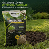 Eine Tüte „TerraUno Frühlingsstarter-Set“ steht offen auf einer Erdefläche in einem leuchtend grünen Rasen, der vom Sonnenlicht beleuchtet wird. Der Text hebt die hochwertige Nachsaat, die schnelle Keimung und die kräftige Wurzelbildung für eine effektive Rasenpflege hervor. Gras und Bäume bilden einen üppigen Hintergrund, was dieses Produkt zur idealen Wahl für alle macht, die sich in diesem Frühjahr einen gesunden Rasen wünschen.