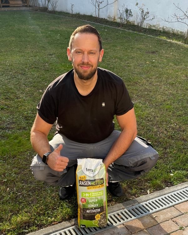 Manuel S. mit dem Rasenretter Vertikutiermix