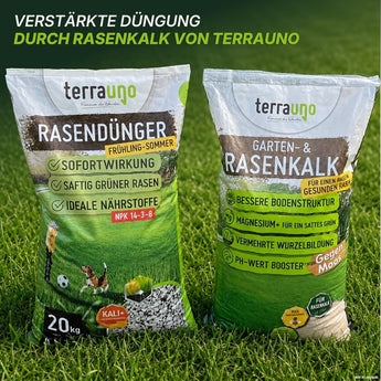 Auf einer Rasenfläche sind zwei TerraUno-Rasenpflegesäcke mit den Produkten „Rasendünger“ und „Garten-  Rasenkalk“ ausgestellt. Auf jedem Sack werden Vorteile wie Nährstoffversorgung, Regulierung des pH-Werts und Moosvorbeugung moosfrei durch fettgedruckten Text und anschauliche, vom Rasen inspirierte Grafiken hervorgehoben.