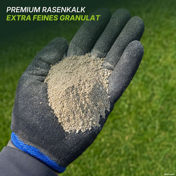 Eine Hand in einem Handschuh hält einen Haufen feinen Granulats vor dem Hintergrund von grünem Gras. Der Text lautet: TerraUno Garten-  Rasenkalk – extrafeines Granulat, ideal zur Regulierung des pH-Werts und für einen moosfreien Rasen.