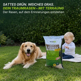Ein Golden Retriever und ein Kleinkind sitzen auf saftig grünem Rasen neben einem Sack „TerraUno Garten-  Rasenkalk“, wobei ein Werbetext darauf hinweist, wie man mit „Garten-  Rasenkalk“ zur Regulierung des pH-Werts einen schönen, moosfreien Rasen schaffen kann.