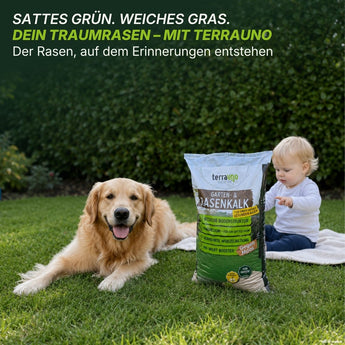 Ein Golden Retriever und ein Kleinkind sitzen auf saftig grünem Rasen neben einem Sack „TerraUno Garten-  Rasenkalk“, wobei ein Werbetext darauf hinweist, wie man mit „Garten-  Rasenkalk“ zur Regulierung des pH-Werts einen schönen, moosfreien Rasen schaffen kann.
