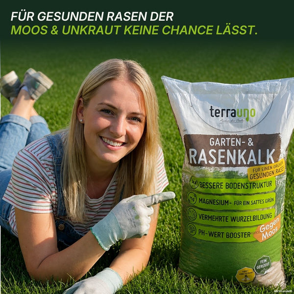 Eine lächelnde Frau kniet auf grünem Rasen und streckt neben einem großen Sack „TerraUno Garten-  Rasenkalk“ den Daumen nach oben. Der Sack sorgt für gesündere Rasenflächen und beugt Unkraut vor, indem er zur Regulierung des pH-Werts beiträgt und einen moosfreien Rasen fördert.