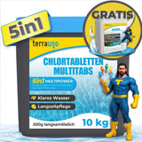 10-kg-Behälter mit TerraUno Chlortabletten 5 in 1 – 200 g Multitabs für die Langzeitpflege, mit einem fröhlichen Superhelden-Maskottchen, einem GRATIS-Werbegeschenk und Symbolen für die Wasserklarheit. Der Text hebt das klare Wasser und die langfristige Poolpflege dank der wirksamen Wirkung der Multitabs hervor.