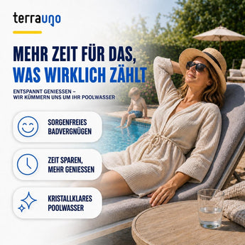 Eine Frau mit Sonnenbrille entspannt sich auf einem Liegestuhl am Pool. Ein deutscher Text, ergänzt durch Symbole und das TerraUno-Logo, hebt unbeschwerten Poolgenuss, Zeitersparnis und strahlend sauberes Wasser hervor. Die Vorteile von TerraUno pH-PLUS Granulat zur Erhöhung des pH-Werts pH-Wert erhöhen werden für ein optimales Badeerlebnis hervorgehoben.