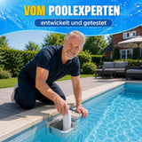 Ein lächelnder Mann kniet an einem Pool und legt TerraUno Flockungskartuschen in den Skimmer. Der Text darüber lautet: "Vom PoolExperten entwickelt und getestet für kristallklares Poolwasser jeden Tag.