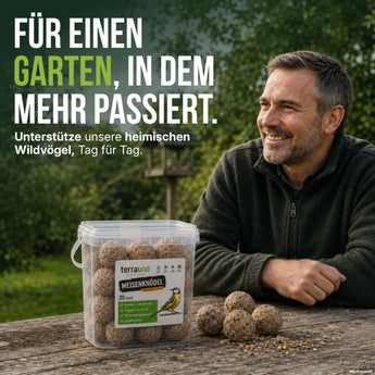 Gartenbesitzer mit TerraUno Meisenknödel-Eimer am Gartentisch – Futter für heimische Wildvögel
