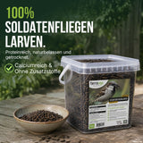 100 % getrocknete Soldatenfliegenlarven in der Schale neben dem TerraUno 1-kg-Eimer